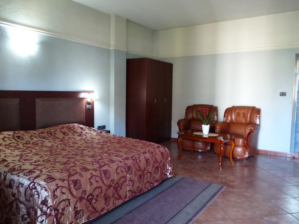 Hotel Elysee Tiranë Luaran gambar