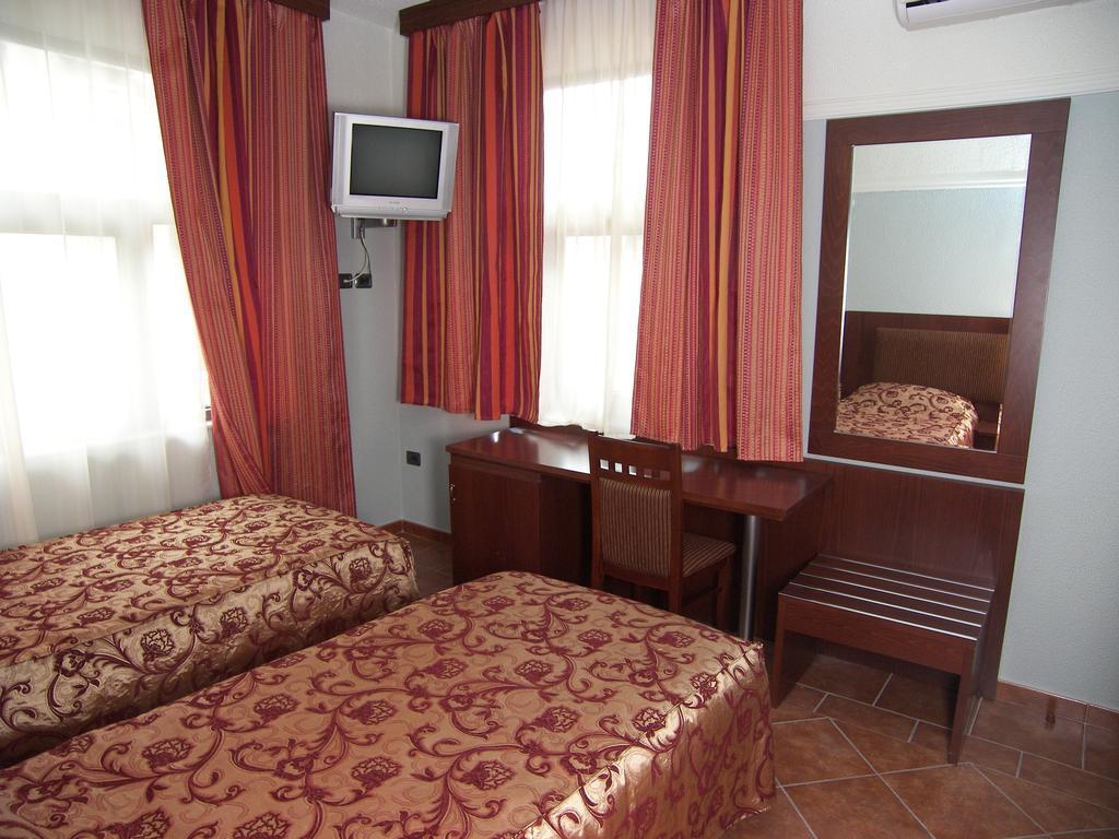 Hotel Elysee Tiranë Luaran gambar