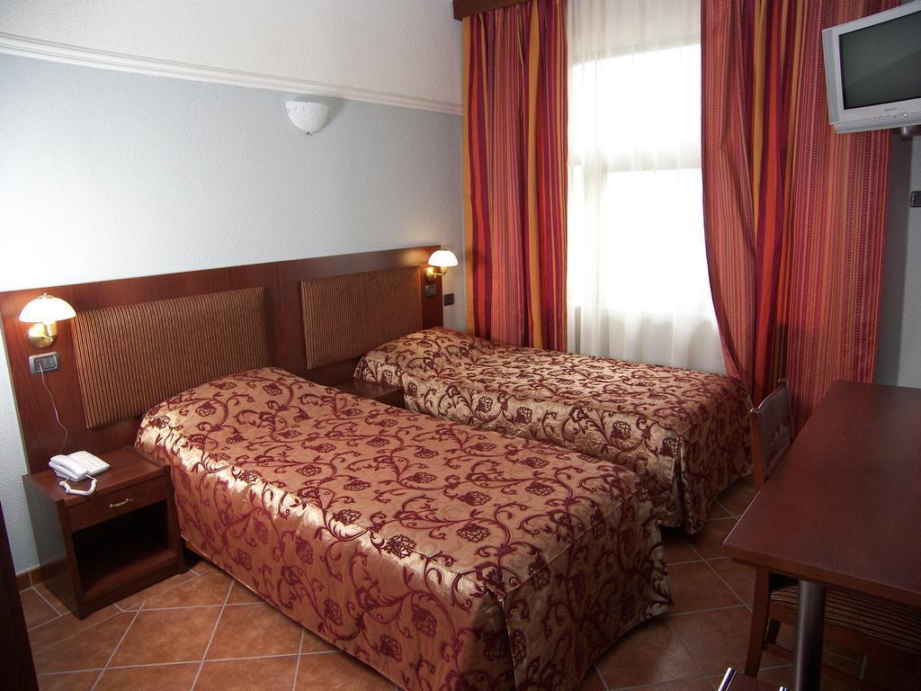 Hotel Elysee Tiranë Luaran gambar