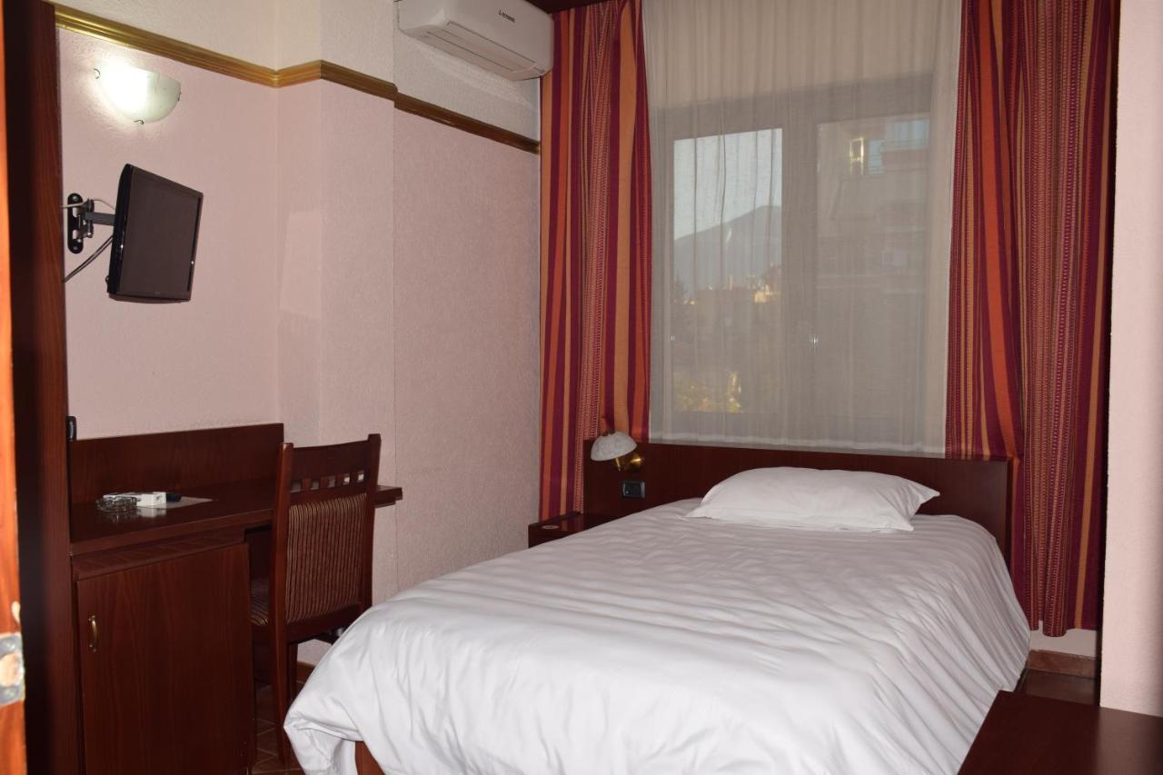 Hotel Elysee Tiranë Luaran gambar