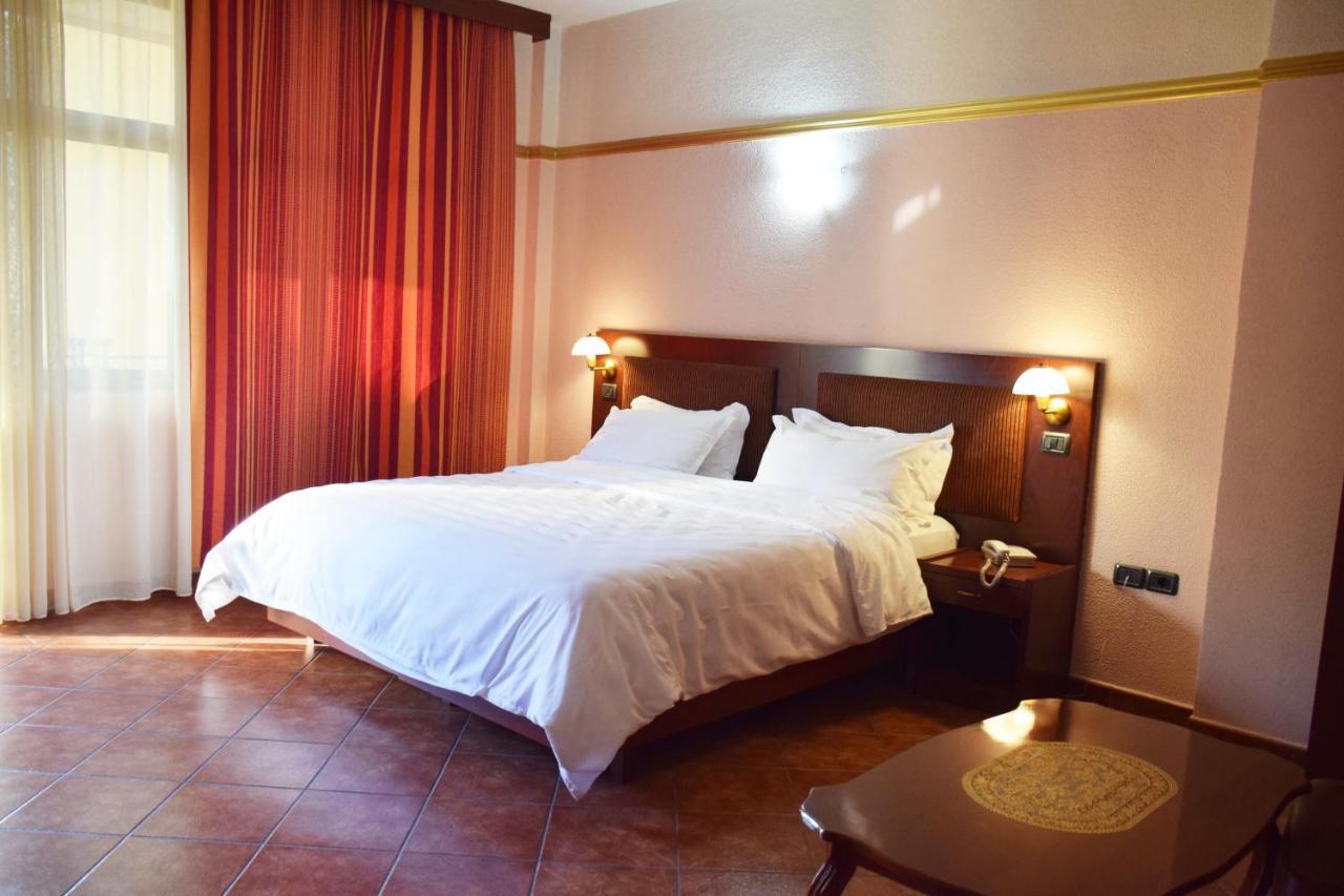 Hotel Elysee Tiranë Luaran gambar