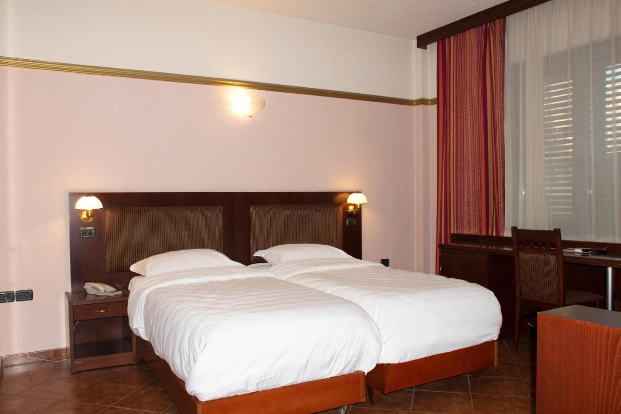 Hotel Elysee Tiranë Luaran gambar
