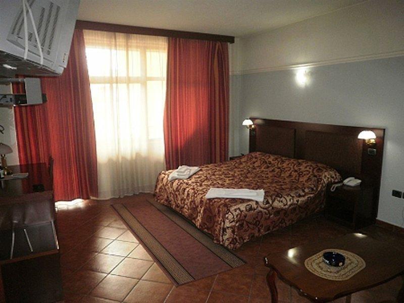 Hotel Elysee Tiranë Bilik gambar